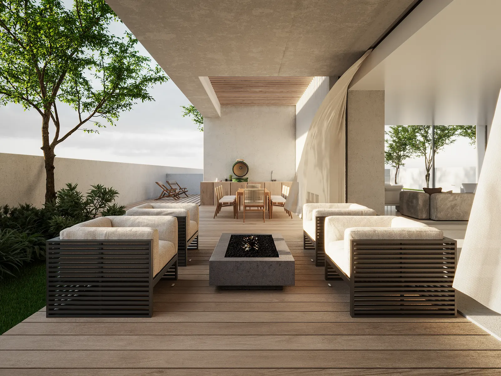 Uma sala coberta e funda, aberta em dois lados: assentos baixos em torno de uma mesa-lareira de pedra sobre deck de madeira, cortinados de pé-direito completo recolhidos, mesa de refeições ao fundo e árvores no bordo aberto.